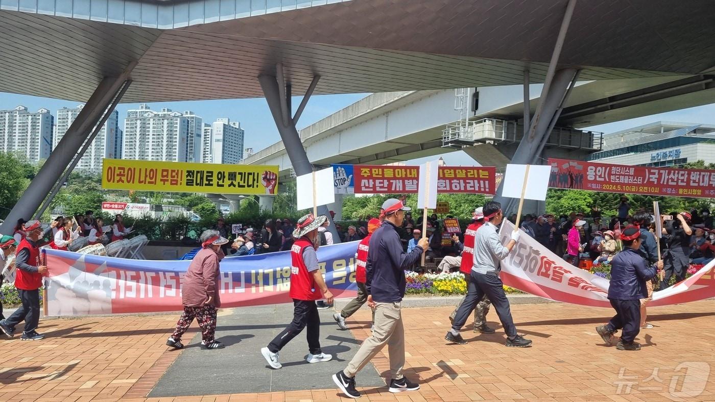 본문 이미지 - 이동·남사읍 주민들이 10일 용인시청 앞에서 국가산단 반대 궐기대회를 하고 있다.ⓒ 뉴스1 김평석기자.