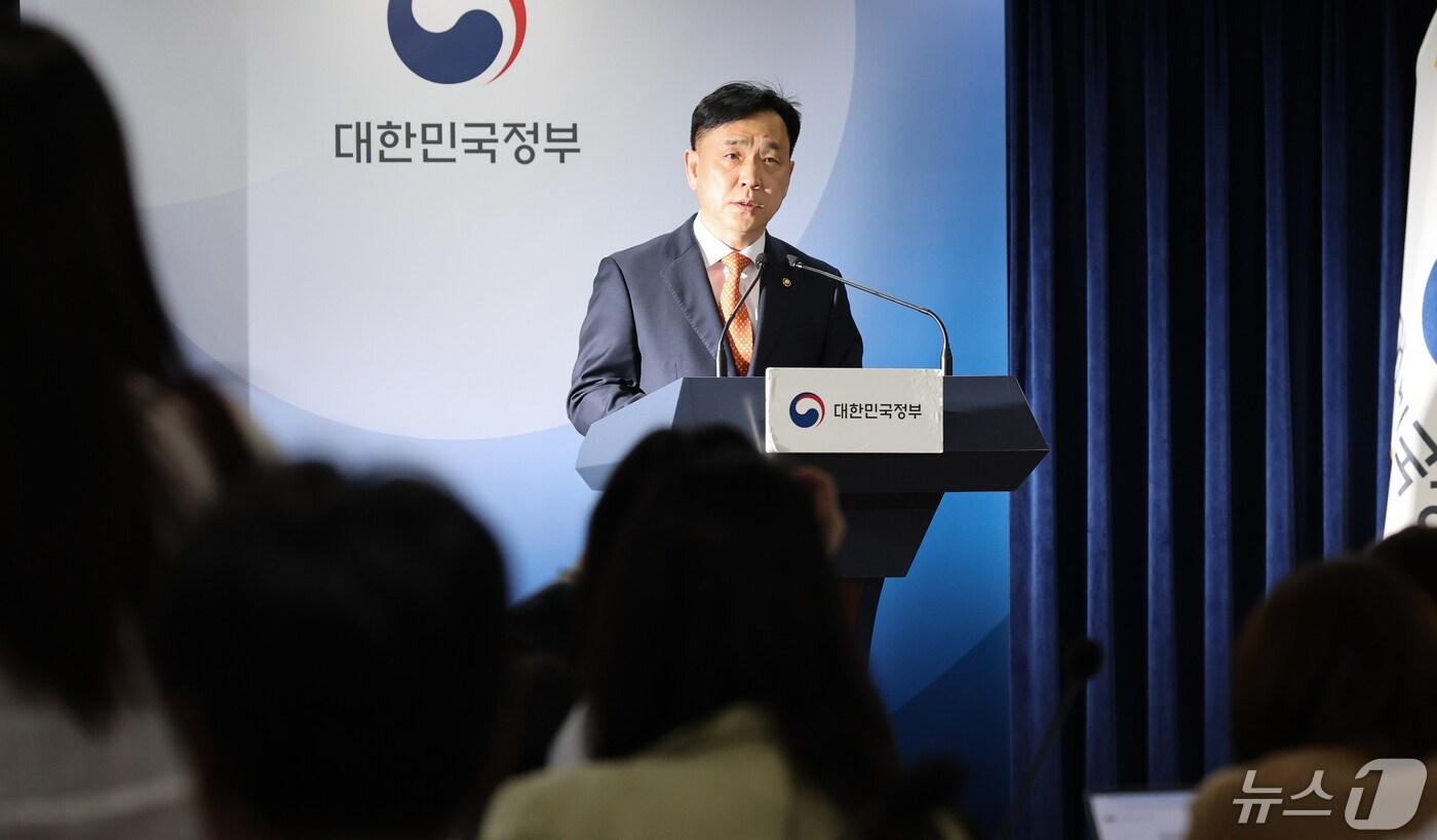 본문 이미지 - 강도현 과학기술정보통신부 제2차관이 10일 서울 종로구 정부서울청사에서 네이버 라인 관련 현안 브리핑을 하고 있다. 2024.5.10/뉴스1 ⓒ News1 허경 기자