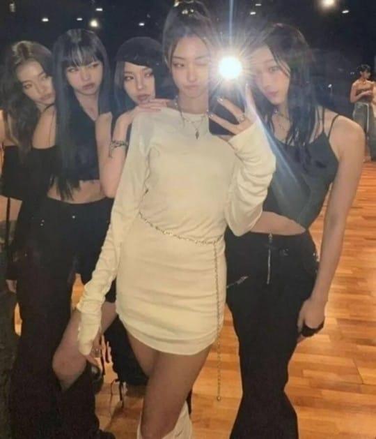 본문 이미지 - 앞줄 맨 오른쪽 인물이 신세계 이명희 회장의 외손녀로 알려진 문서윤 씨 / 사진=온라인 커뮤니티 갈무리