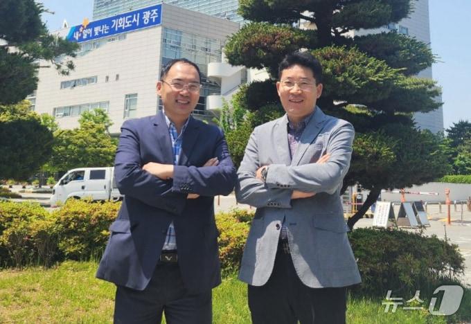 본문 이미지 - 광주시 신활력추진본부 박길현 공간기획팀장(왼쪽)과 종합건설본부 진일 구조물관리팀장.(광주시 제공)/뉴스1 