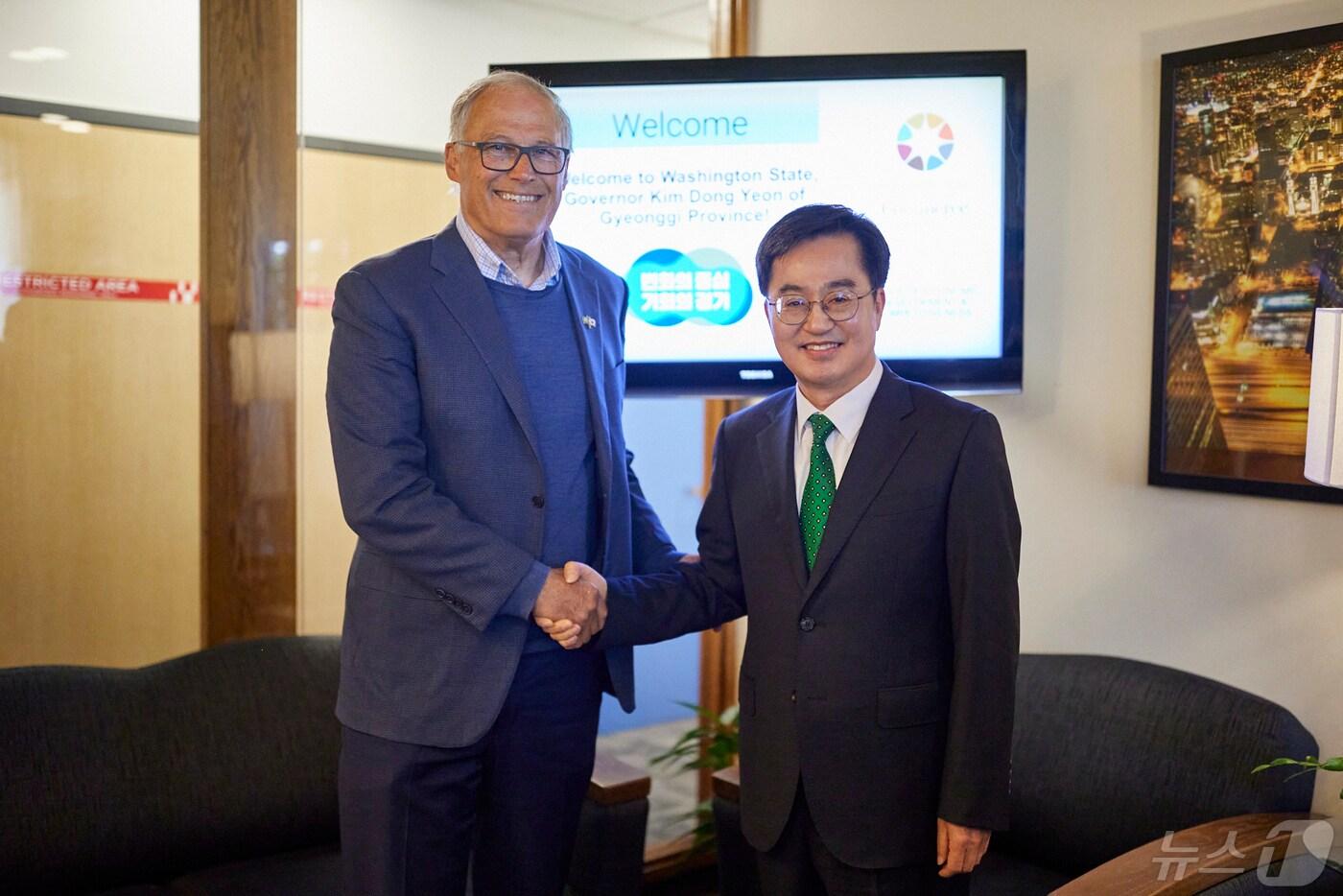 본문 이미지 - 현지시각 9일 오후 김동연 경기도지사가 제이 인즐리(Jay Inslee) 워싱턴주지사와 인사를 나누고 기념촬영을 하고 있다.(경기도 제공)