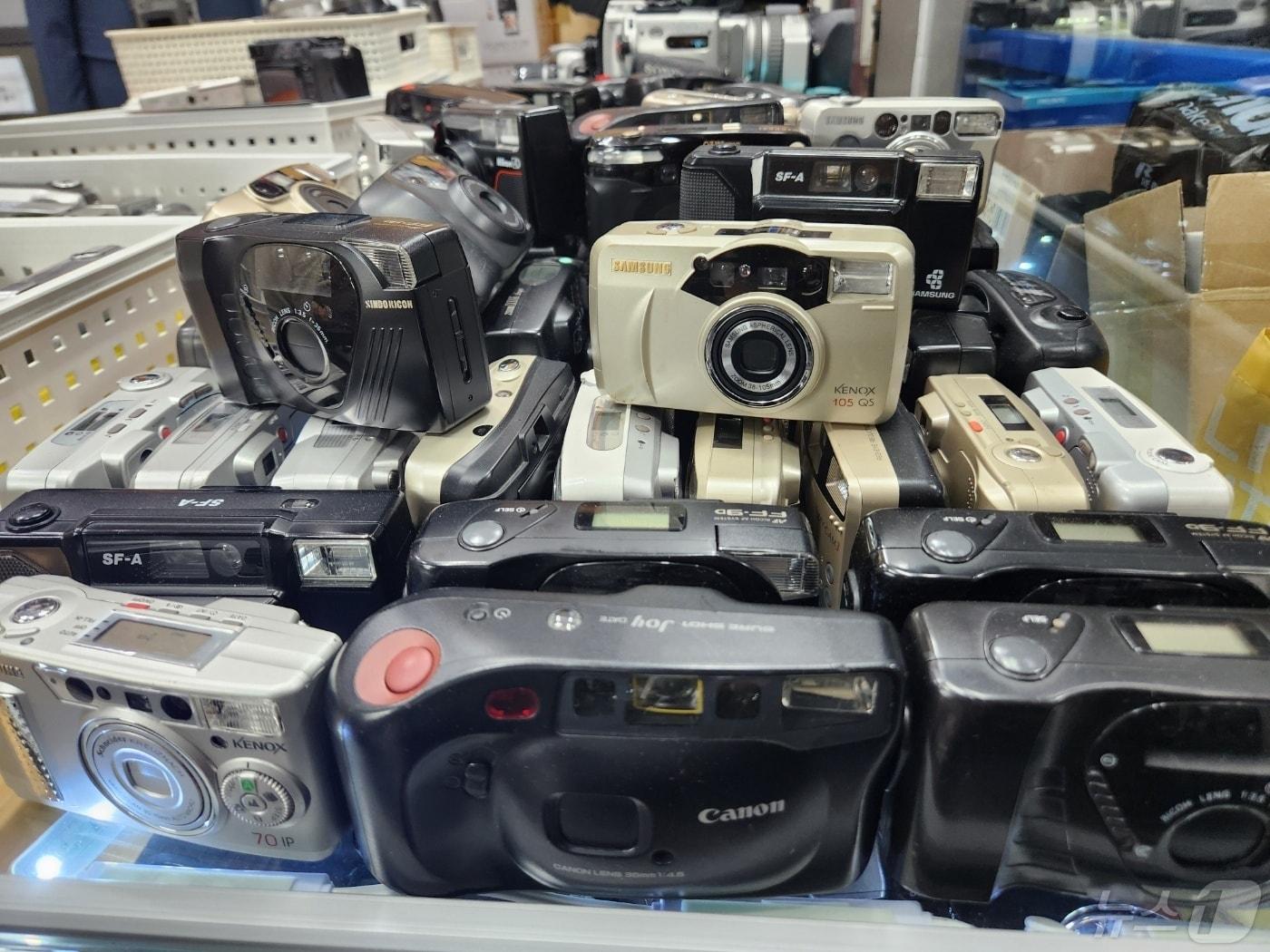 본문 이미지 - 종로구 세운상가에서 판매하는 중고 카메라. ⓒNews1