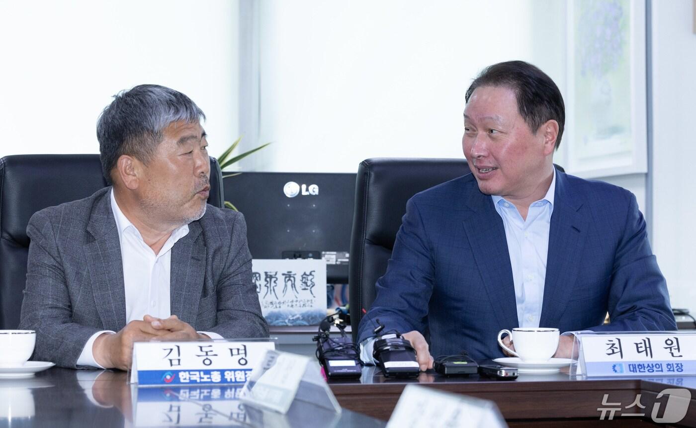 본문 이미지 - 최태원 대한상공회의소 회장이 10일 오후 서울 여의도 한국노총에서 열린 제6차 대표자 간담회에서 발언을 하고 있다. 왼쪽은 김동명 한국노총 위원장. 2024.5.10/뉴스1 ⓒ News1 이재명 기자