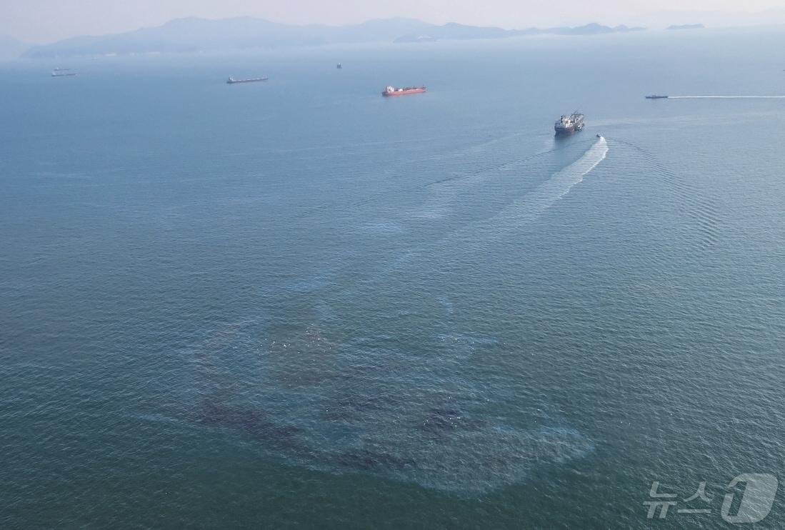 본문 이미지 - 전남 여수 해상에서 선박 기름 유출. 뉴스1 DB