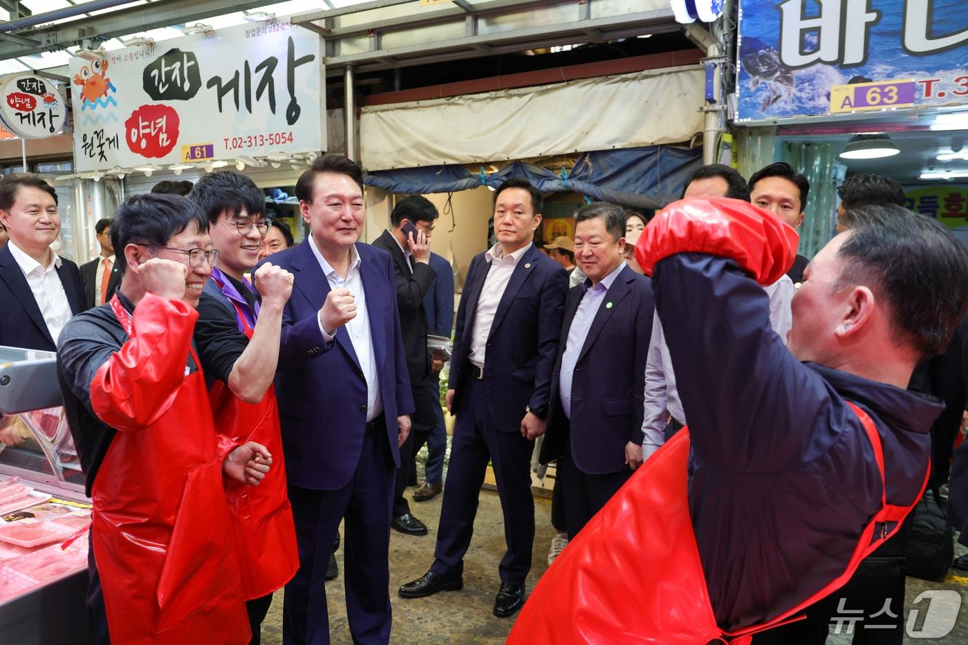 본문 이미지 - 취임 2주년을 맞은 윤석열 대통령이 10일 서울 서대문구 영천시장을 방문해 상인들과 기념촬영을 하고 있다. (대통령실 제공) 2024.5.10/뉴스1 ⓒ News1 오대일 기자