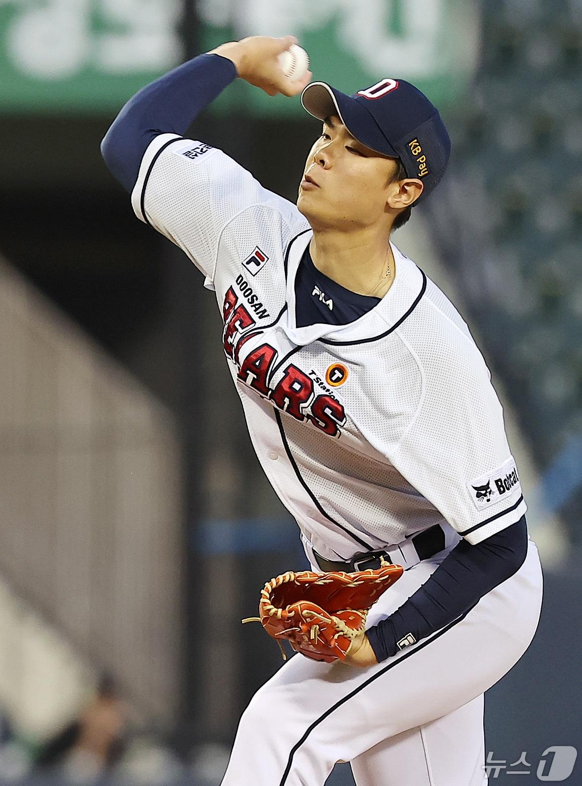 본문 이미지 - 두산 베어스 김동주가 15일 키움 히어로즈전에서 5이닝 1실점 뉴스1 ⓒ News1 김진환 기자