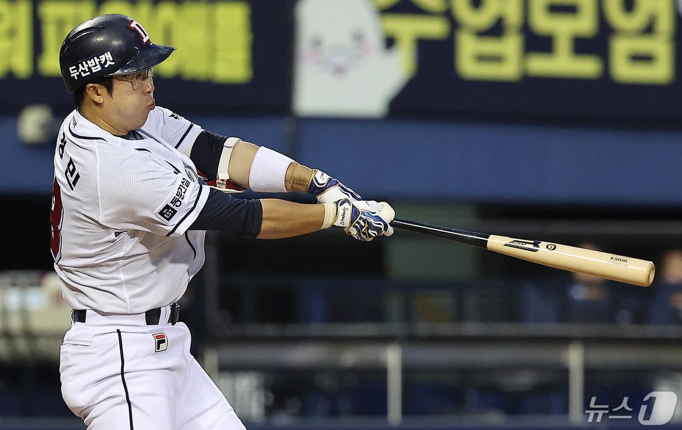 10일 오후 서울 송파구 잠실야구장에서 열린 프로야구 '2024 신한 SOL 뱅크 KBO리그' kt 위즈와 두산 베어스의 경기, 두산 허경민이 3회말 1사 3루에서 역전을 만드는 희생 플라이를 치고 있다. 2024.5.10/뉴스1 ⓒ News1 김진환 기자