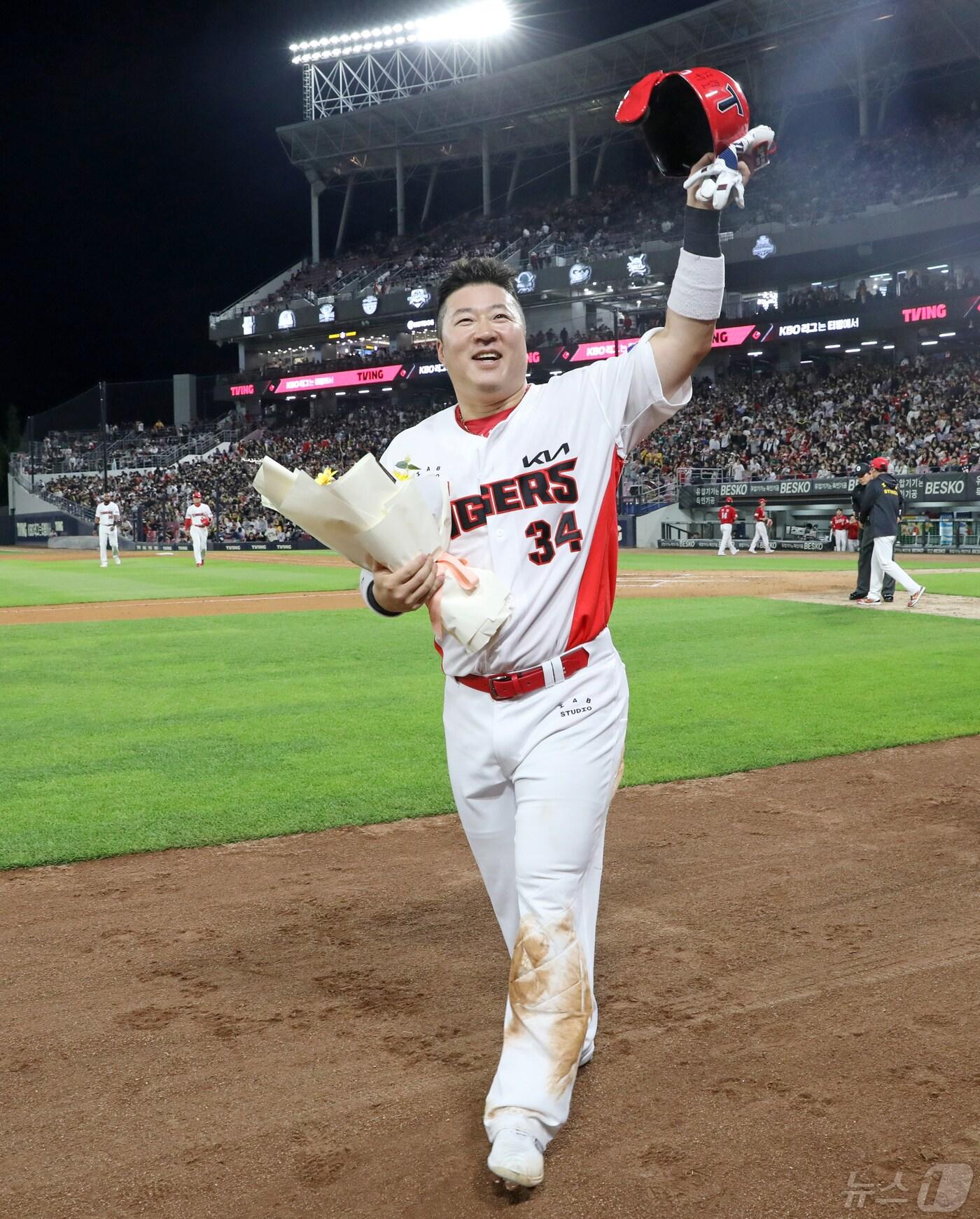 본문 이미지 - 최형우(KIA)가 10일 광주 기아 챔피언스필드에서 열린 SSG 랜더스전에서 개인 통산 500 2루타를 달성한 뒤 홈 팬들의 환호성에 손을 흔들고 있다. (KIA 제공)