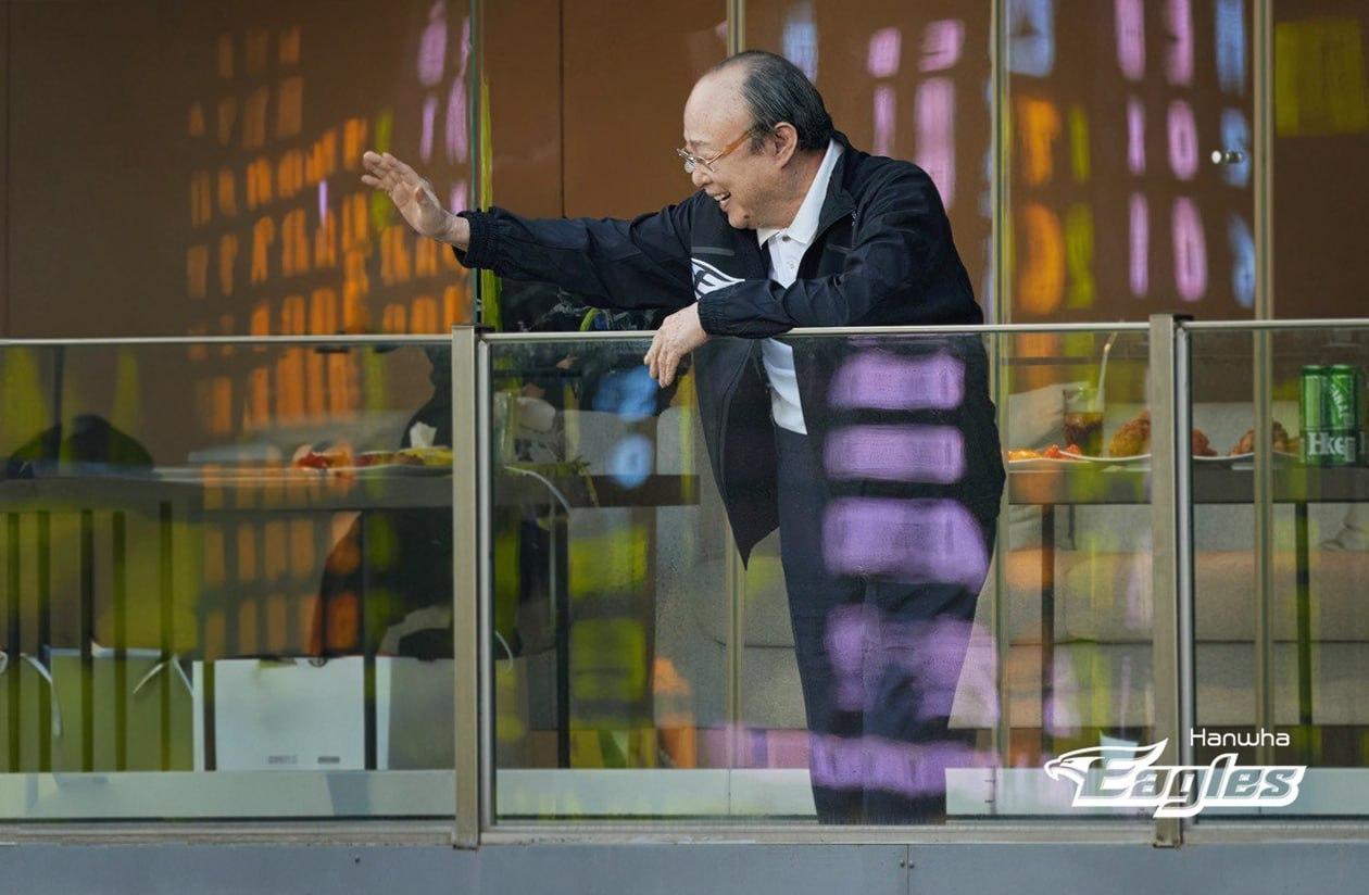 본문 이미지 - 김승연 한화그룹 회장이 10일 대전 한화생명 이글스파크에서 열린 키움 히어로즈와의 홈 경기에 방문해 팬들에게 손을 흔들며 인사하고 있다. (한화 제공)