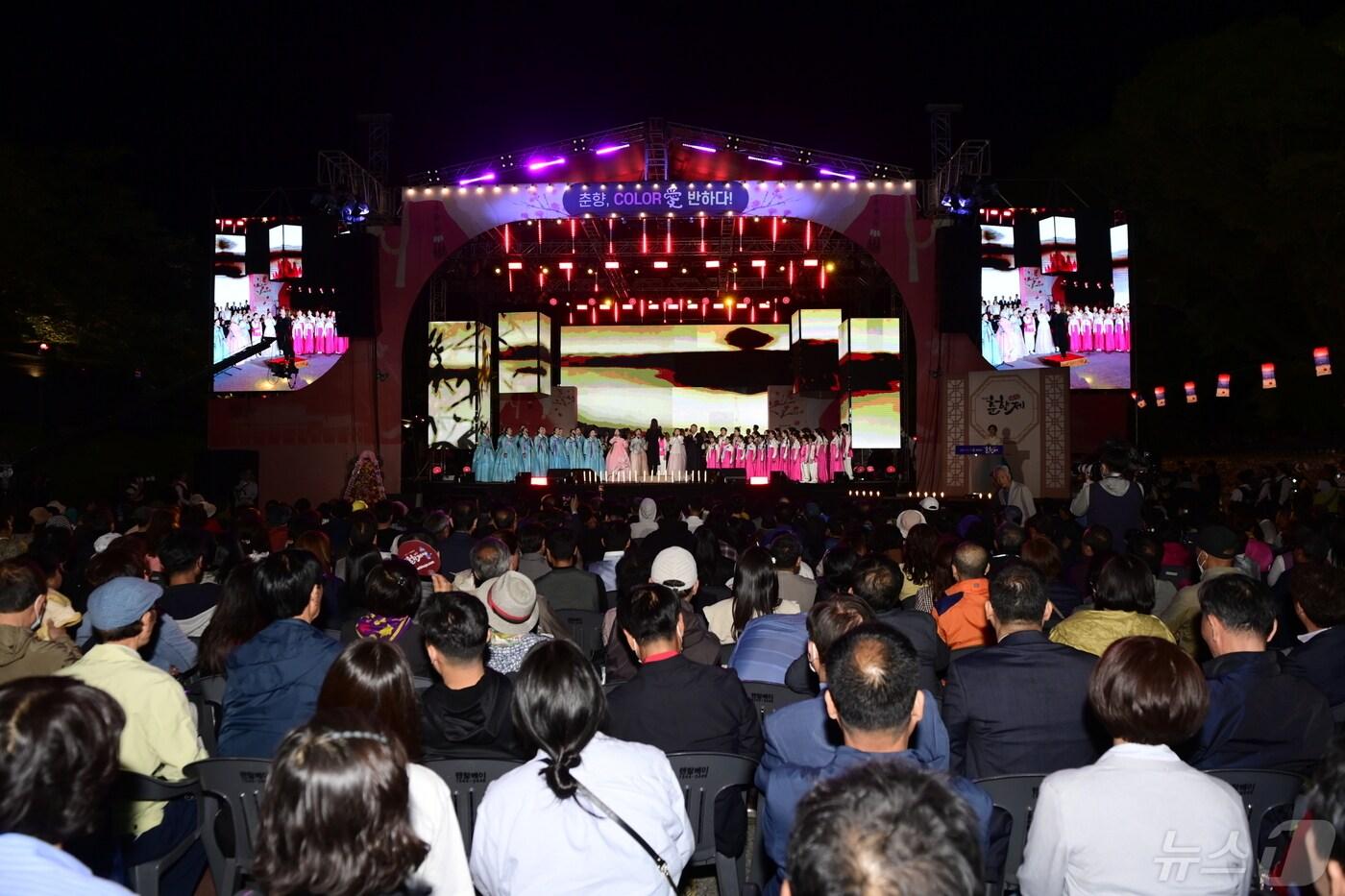 10일 오후 ‘제94회 남원 춘향제’가 개막했다. 5000여명의 내외빈이 참석한 가운데 열린 개막식에서 남원시립국악단과 남원시립예술단의 주제공연이 펼쳐지고 있다.2024.5.10.(남원시 제공)/뉴스1