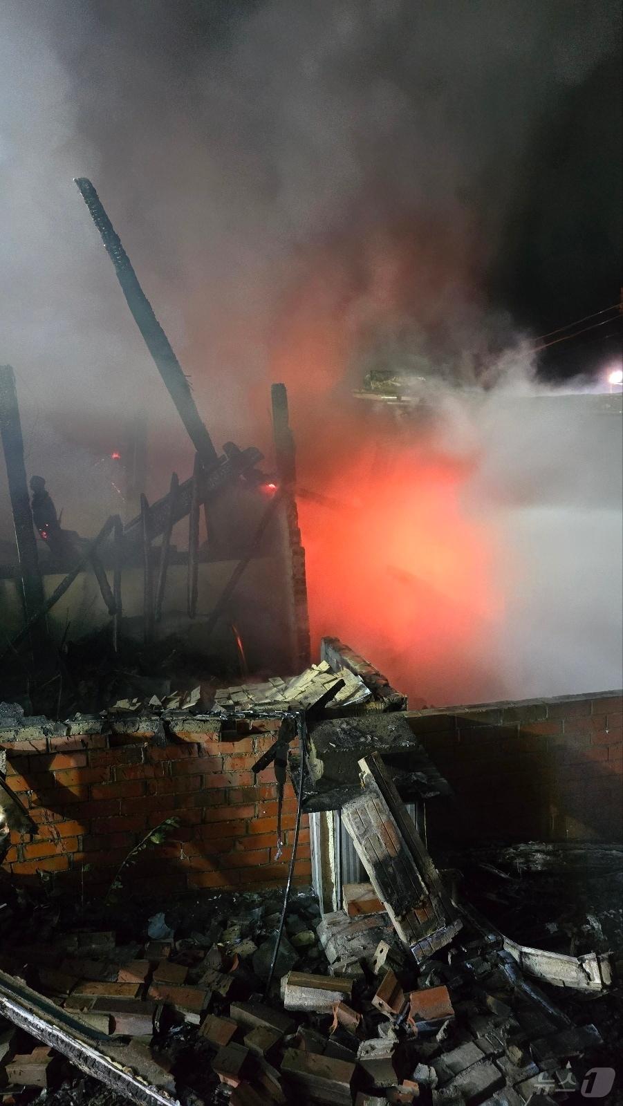 본문 이미지 - 11일 오전 3시30분께 전북자치도 군산시 임피면의 한 단독주택에서 불이났다.(전북소방 제공)2024.5.11/뉴스1