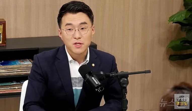 본문 이미지 -  김남국 더불어민주당 의원이 10일 JTBC유튜브 채널 '장르만 여의도'에서 22대 총선 직전 조국혁신당으로부터 영입제안이 있었다는 사실을 밝히고 있다. (유튜브 갈무리) ⓒ 뉴스1