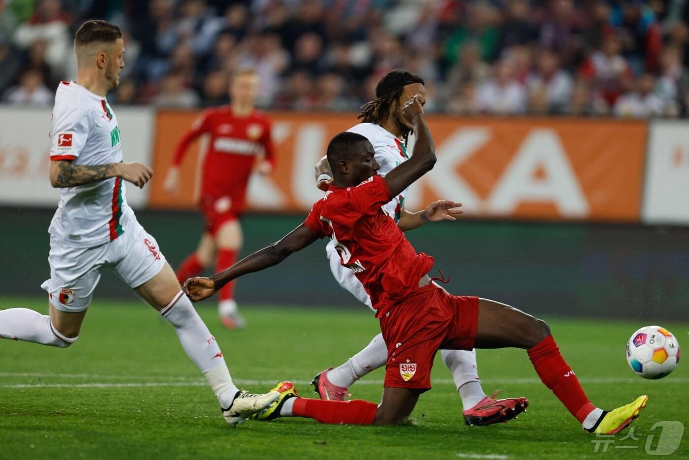 본문 이미지 - 아우크스부르크를 상대로 결승 골을 넣은 슈투트가르트 공격수 기라시. ⓒ AFP=뉴스1