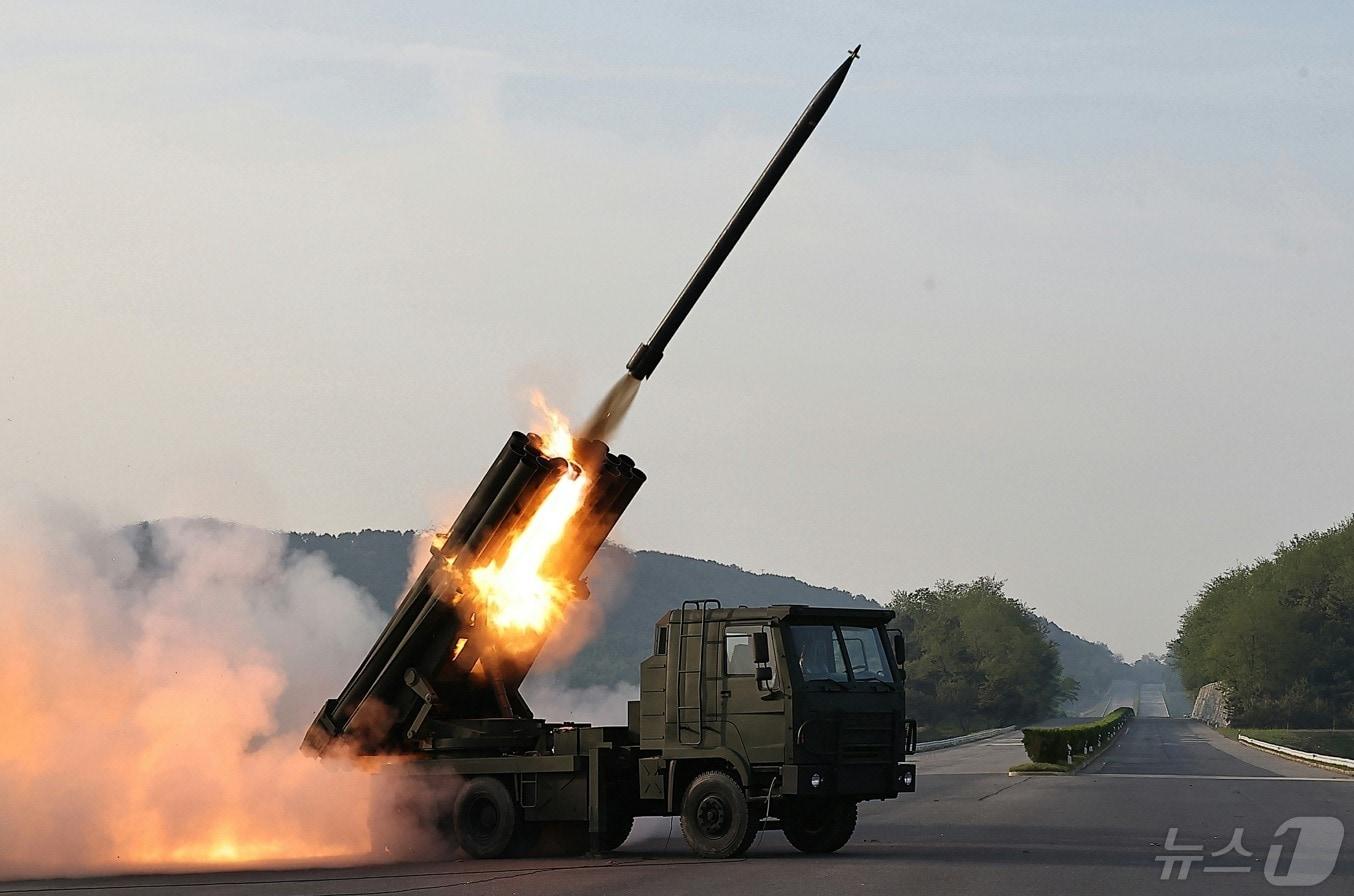 본문 이미지 - (평양 노동신문=뉴스1) = 북한의 240㎜ 방사포 시험사격 장면. [국내에서만 사용가능. 재배포 금지. DB 금지. For Use Only in the Republic of Korea. Redistribution Prohibited] rodongphoto@news1.kr