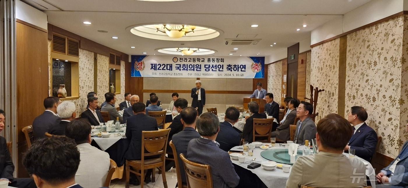 본문 이미지 - 지난 10일 전북자치도 전주시에 소재한 전라고등학교 총동문회가 제 22대 국회의원 선거에서 당선된 모교 출신 3명을 초청해 축하 간담회를 갖고 있다.(동문회제공)2024.5.11/뉴스1