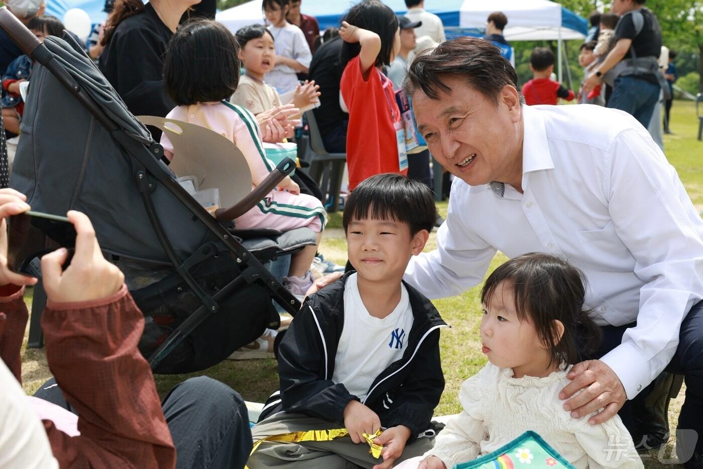 김영환 충북지사가 11일 '100인의 아빠단' 발대식이 열린 청주 문암생태공원에서 아이들과 기념 촬영을 하고 있다. (충북도 제공) /뉴스1