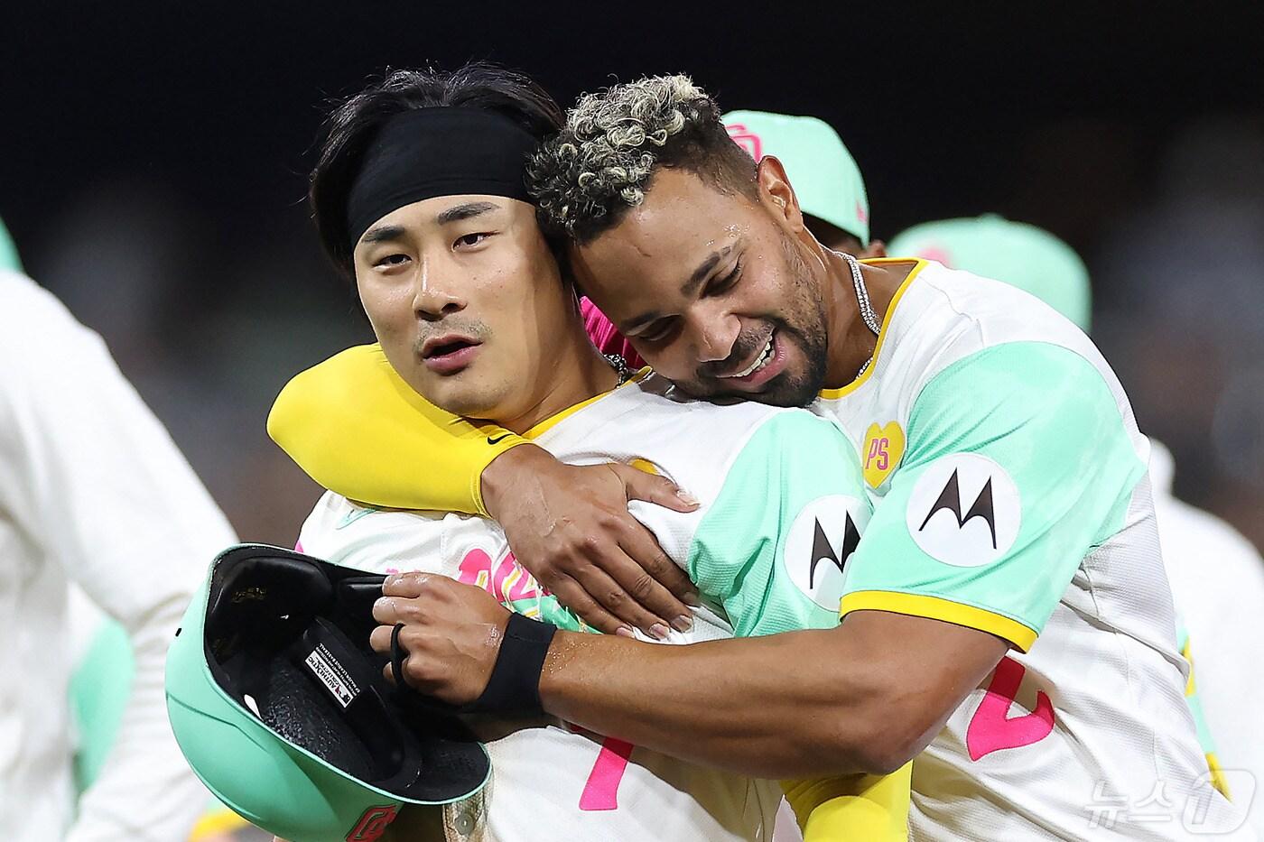 샌디에이고 파드리스의 '키스톤 콤비' 김하성과 잰더 보가츠가 11일(한국시간) 열린 2024 메이저리그 LA 다저스전에서 승리한 후 기뻐하고 있다. ⓒ AFP=뉴스1