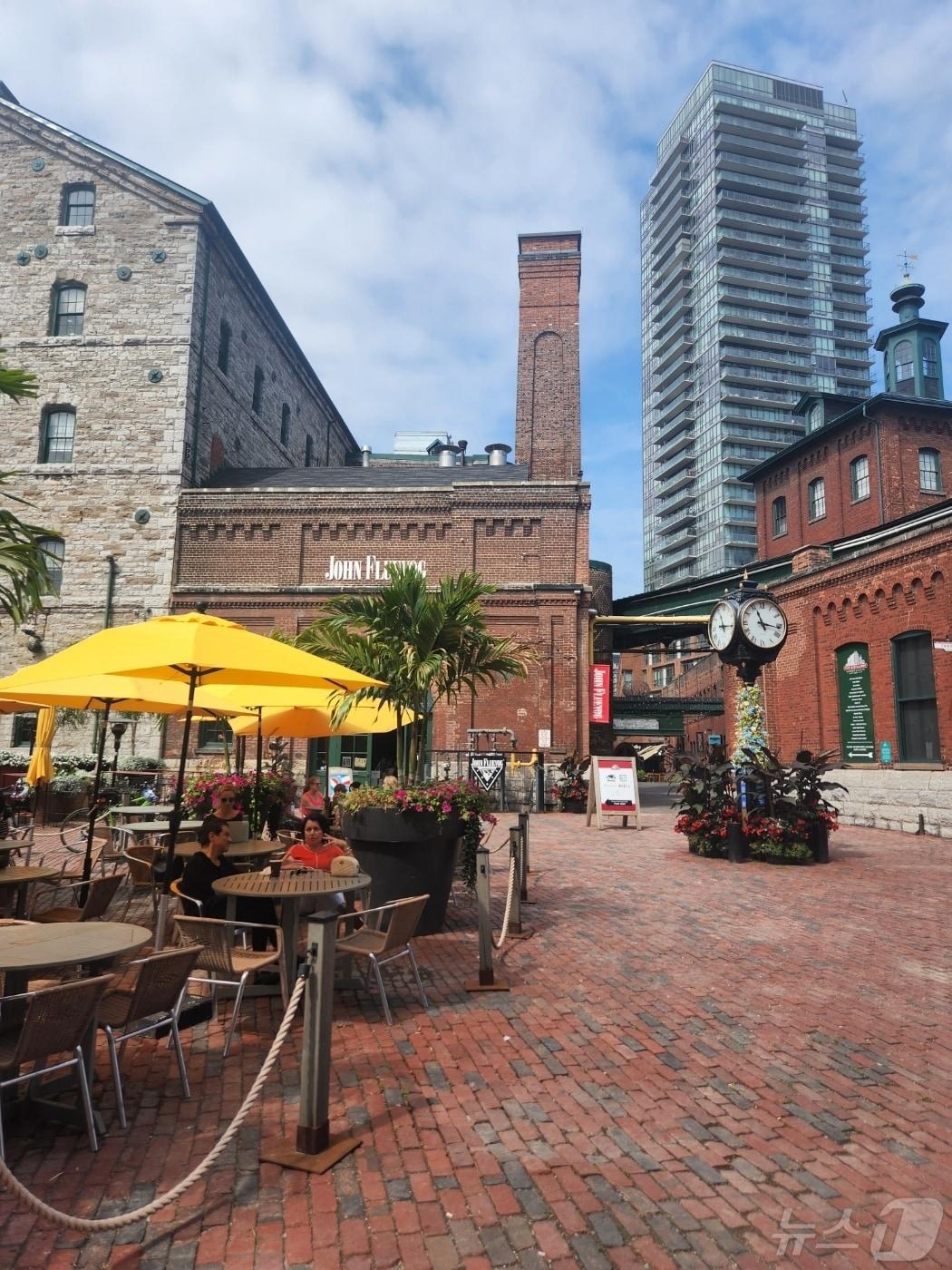 본문 이미지 - 1900년에 문을 닫은 양조장을 개조하여 2003년 문화, 예술의 거리로 바꾼 토론토 디스티러리 히스토릭 디스트릭트&#40;Distillery Historic Districts&#41; 거리는 빅토리아 시대의 건물들과 현대적인 디자인이 결합되어 엔터데인먼트, 창조성 등이 결합된 차가 다니지 않는 보행자들을 위한 전통 있는 상업지구이다.&#40;2023. 08.07&#41; ⓒ 뉴스1김남희 통신원