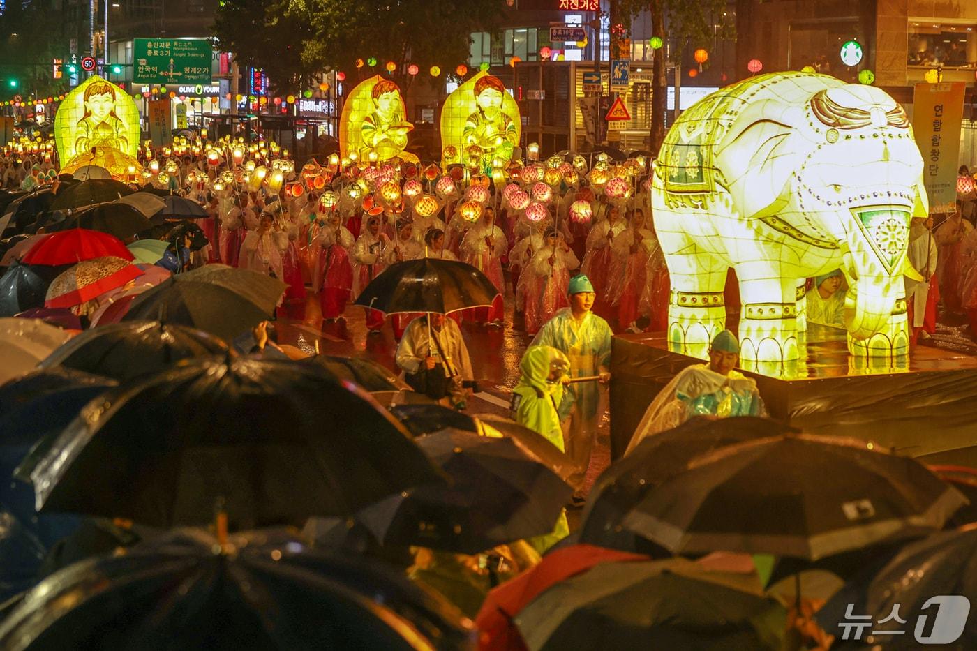 불기 2568년 부처님오신날을 나흘 앞둔 11일 저녁 서울 종로구 보신각 사거리 일대에서 '연등회' 행렬이 이어지고 있다.  2024.5.11/뉴스1 ⓒ News1 민경석 기자