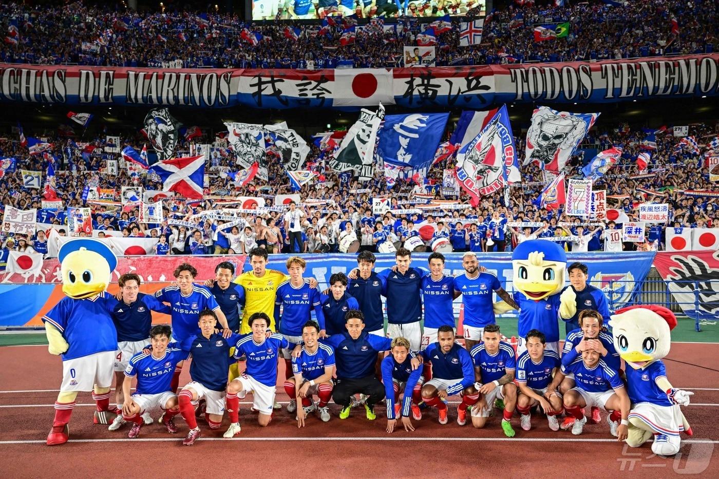 본문 이미지 - ACL 결승 1차전을 승리한 요코하마 선수들ⓒ AFP=뉴스1