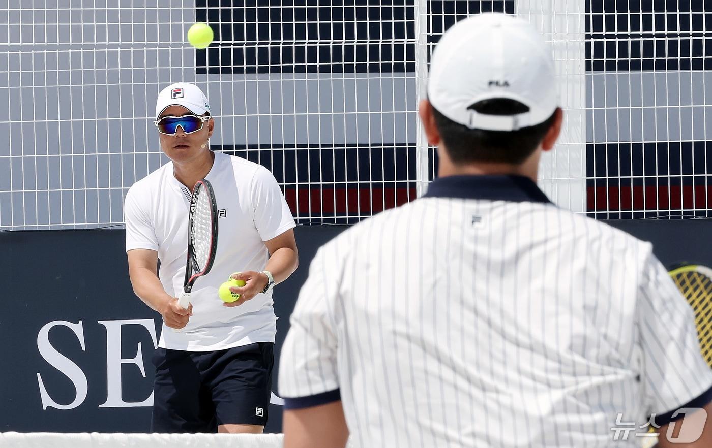 5월12일 서울 송파구 올림픽공원 평화의광장에서 열린 '2024 화이트오픈 서울'에서 휠라 앰배서더 이형택 감독이 참가자들을 대상으로 원포인트 레슨을 진행하고 있다. 2024.5.12/뉴스1 ⓒ News1 이동해 기자
