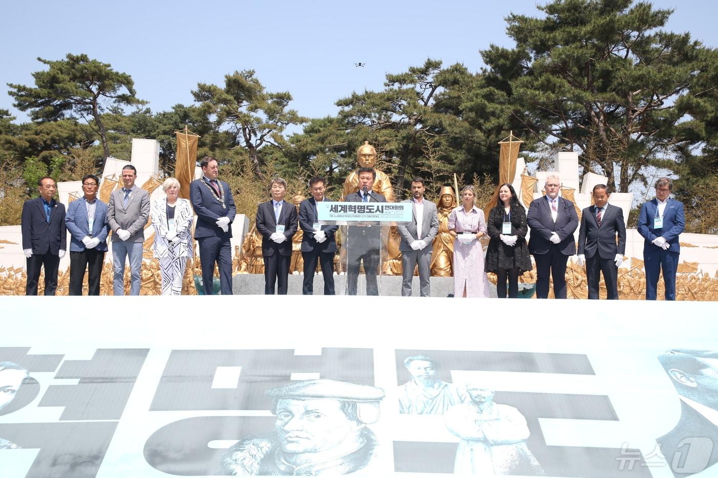 본문 이미지 - 제3회 세계혁명도시 연대회의에서 이학수 정읍시장이 공동선언문을 낭독하고 있다.(정읍시 제공)2024.5.10/뉴스1
