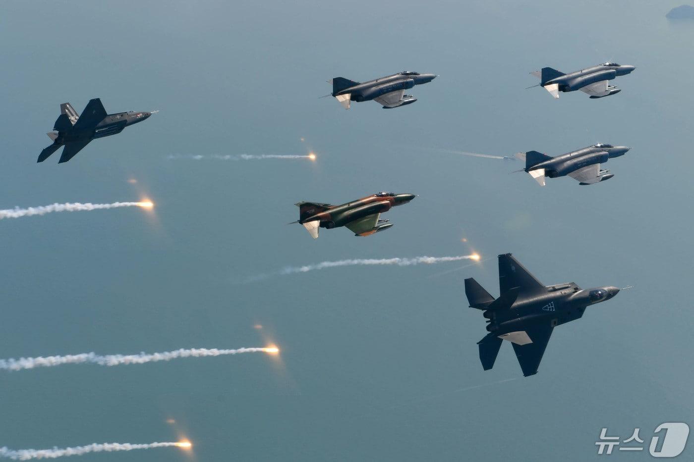 공군은 12일 '필승편대' F-4E 팬텀 4대가 49년 만의 국토순례 비행을 성공적으로 실시했다고 밝혔다. 사진은 팬텀과 KF-21이 날개를 나란히 하고 비행하다가 KF-21이 피치아웃을 하고 있는 모습. KF-21은 F-4와 F-5를 대체하기 위해 국내개발된 전투기로, 2026년부터 공군에 배치될 예정이다. (공군 제공) 2024.5.12/뉴스1