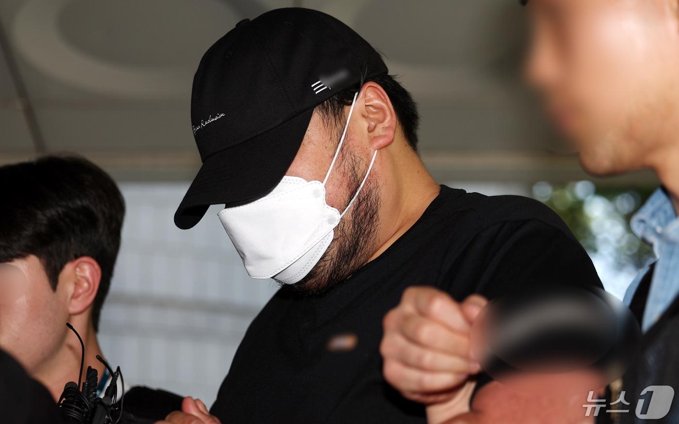 온라인에 일본 여성과의 성매매를 광고하고 이를 알선한 30대 업주 A 씨가 12일 오후 서울 서초구 중앙지법에서 열린 구속 전 피의자 심문(영장실질심사)에 출석하고 있다. 2024.5.12/뉴스1 ⓒ News1 박지혜 기자