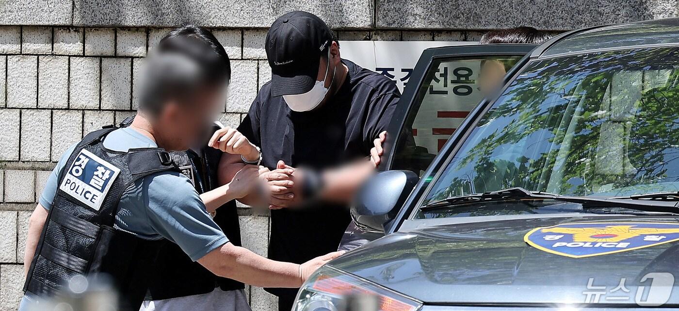 온라인에 일본 여성과의 성매매를 광고하고 이를 알선한 30대 업주 A 씨가 12일 오후 서울 서초구 중앙지법에서 열린 구속 전 피의자 심문(영장실질심사)에 출석하고 있다. 2024.5.12/뉴스1 ⓒ News1 박지혜 기자