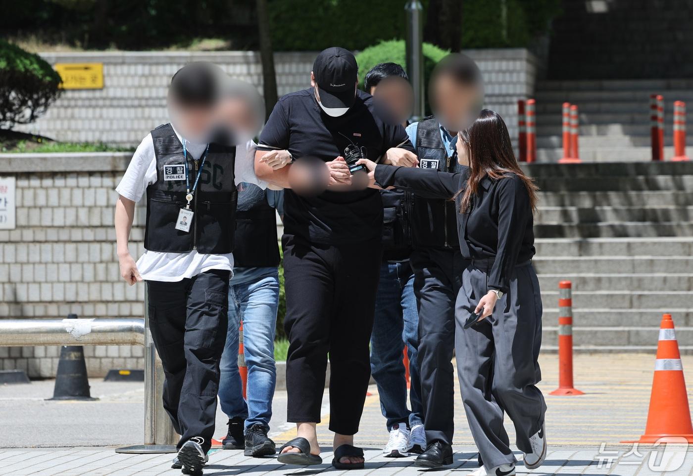 온라인에 일본 여성과의 성매매를 광고하고 이를 알선한 30대 업주 A 씨가 12일 오후 서울 서초구 중앙지법에서 열린 구속 전 피의자 심문(영장실질심사)에 출석하고 있다./뉴스1 ⓒ News1 박지혜 기자