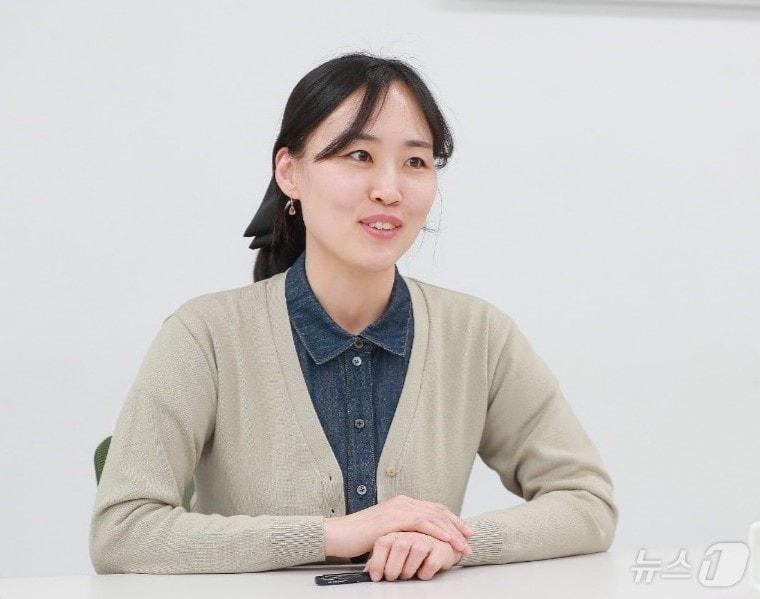 본문 이미지 - 인기 유튜버이기도 한 남원용성초등학교 박선영 교사가 교육목적 영상을 만들게 된 이유와 교사로서의 앞으로의 계획 등을 밝히고 있다. 박 교사는 최근 책 2권을 낸 작가이기도 하다./뉴스1 임충식 기자