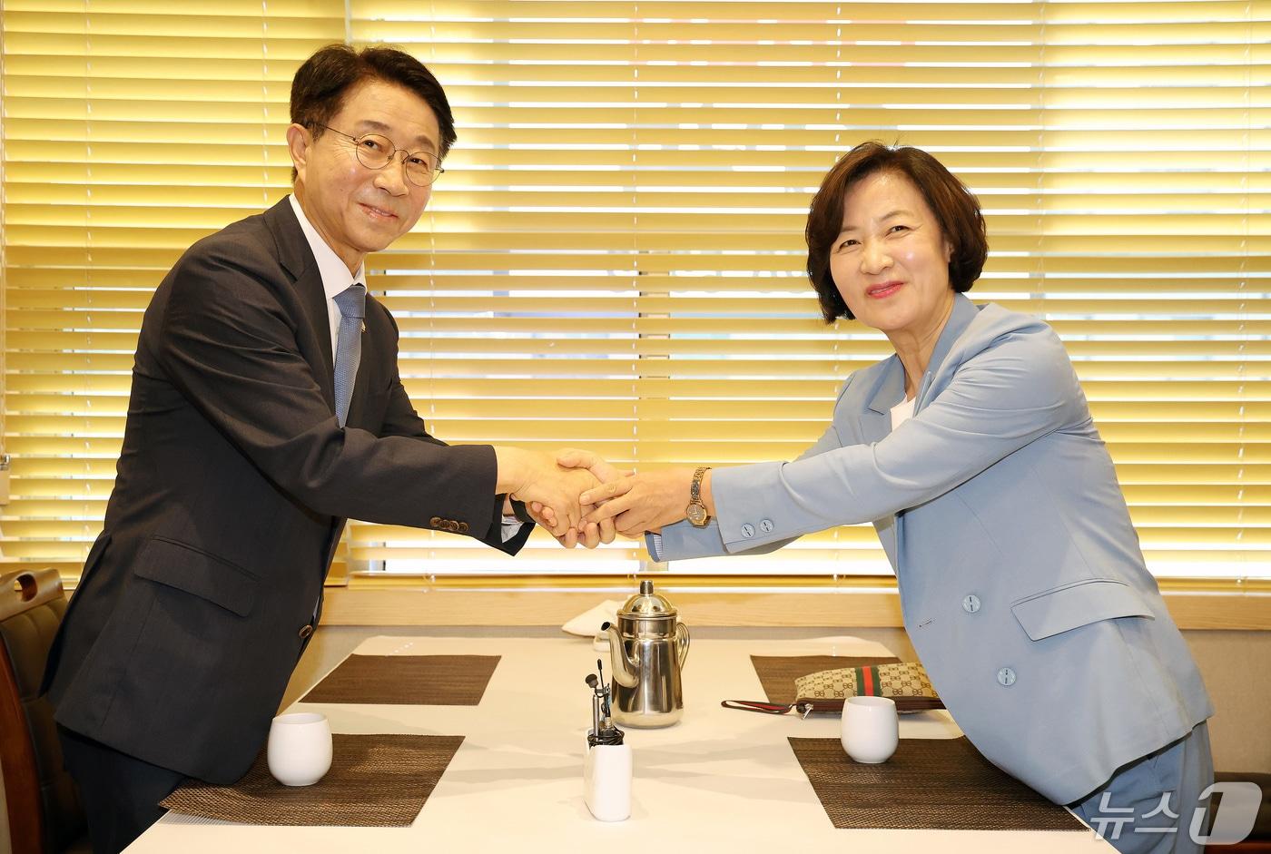 추미애·조정식 더불어민주당 소속 국회의장 후보가 12일 서울 여의도의 한 식당에서 국회의장 후보 단일화를 논의하기 앞서 악수를 나누고 있다. (공동취재) 2024.5.12/뉴스1 ⓒ News1 임세영 기자