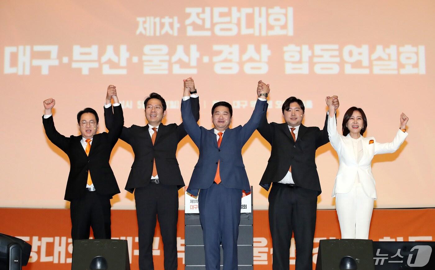 본문 이미지 - 12일 오후 대구 북구 엑스코에서 열린 개혁신당 제1차 전당대회 대구·부산·울산·경상 합동연설회에서 5명의 당대표 후보가 함께 손을 들어 인사하고 있다. 왼쪽부터 천강정, 이기인, 조대원, 전성균, 허은아 후보. 2024.5.12/뉴스1 ⓒ News1 공정식 기자
