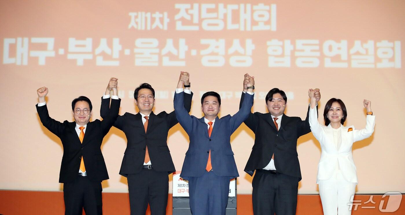 본문 이미지 - 12일 오후 대구 북구 엑스코에서 열린 개혁신당 제1차 전당대회 대구·부산·울산·경상 합동연설회에서 5명의 당대표 후보가 함께 손을 들어 인사하고 있다. 왼쪽부터 천강정, 이기인, 조대원, 전성균, 허은아 후보. 2024.5.12/뉴스1 ⓒ News1 공정식 기자