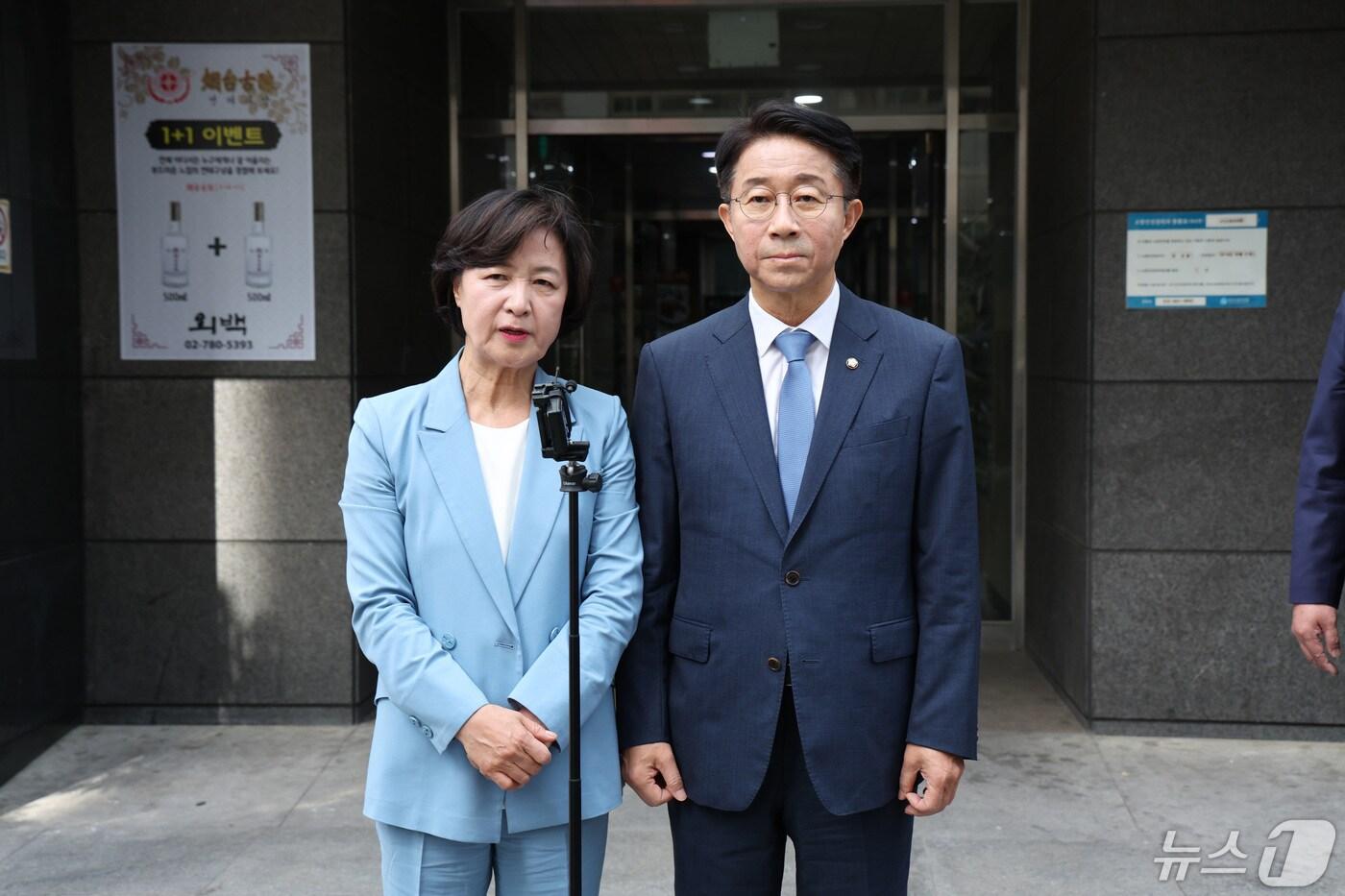 추미애·조정식 더불어민주당 소속 국회의장 후보가 12일 서울 여의도의 한 식당에서 국회의장 후보 단일화 논의를 위한 회동을 마치고 취재진의 질문에 답하고 있다. (공동취재) 2024.5.12/뉴스1 ⓒ News1 임세영 기자