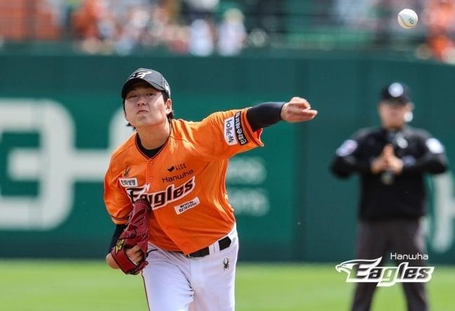 본문 이미지 - 한화 이글스 루키 조동욱이 12일 한화생명 이글스파크에서 열린 키움 히어로즈전에서 역투하고 있다. (한화 제공)