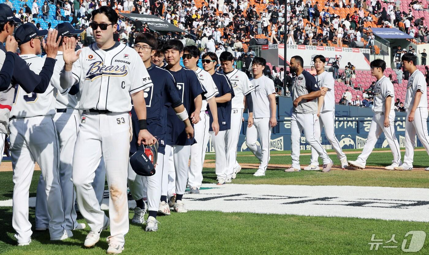 본문 이미지 - 12일 오후 서울 송파구 잠실야구장에서 열린 프로야구 '2024 신한 SOL 뱅크 KBO리그' kt 위즈와 두산 베어스의 더블헤더 1차전 경기에서 12대4로 승리를 거둔 두산 선수들이 기쁨을 함께 나누고 있다. 2024.5.12/뉴스1 ⓒ News1 이동해 기자