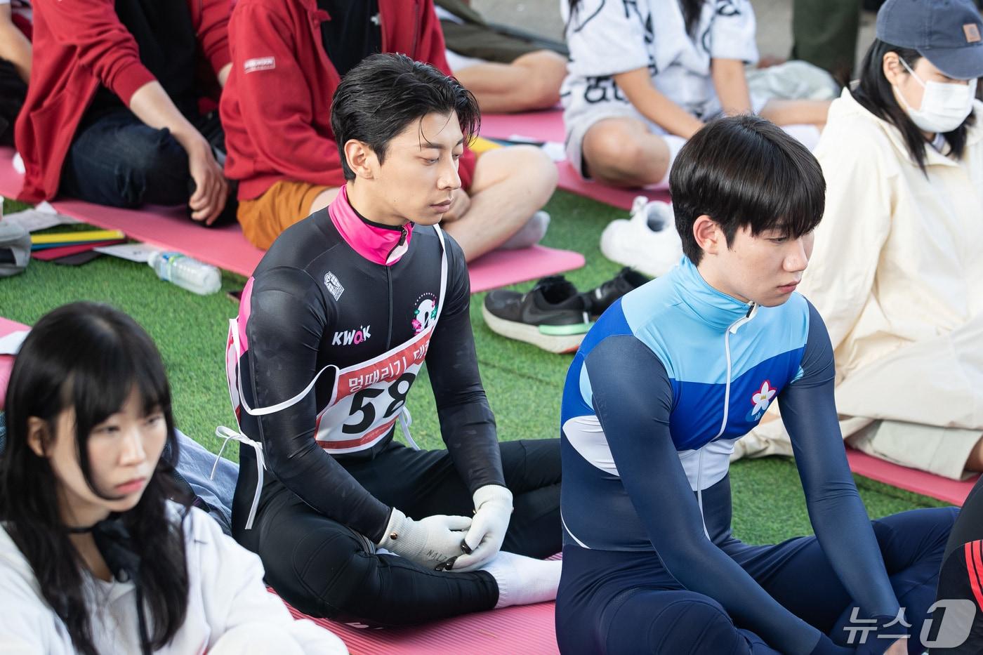 쇼트트랙 선수 곽윤기가 12일 서울 반포한강공원 잠수교에서 열린 '한강 멍때리기 대회'에 참석해 멍하니 앉아 있다. 대회 참가자는 90분 동안 어떤 행동도, 아무 생각도 하지 않고 멍한 상태를 유지하면 된다. 대회 우승자는 '심박수 그래프'와 '현장 시민투표'를 종합적으로 평가해 선정된다. 2024.5.12/뉴스1 ⓒ News1 유승관 기자