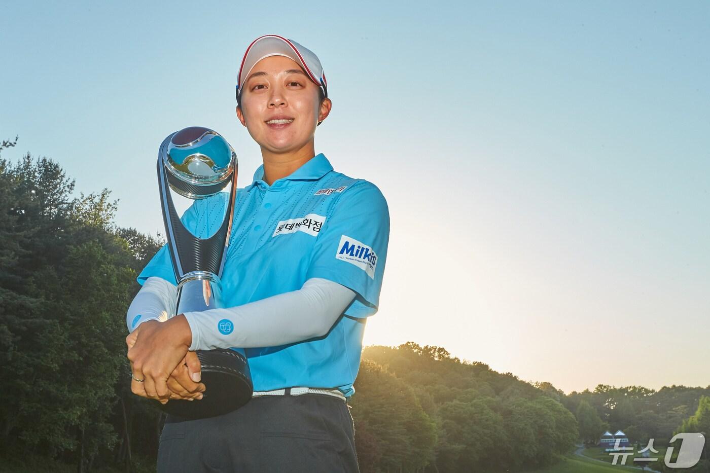 본문 이미지 - 12일 경기도 고양 뉴코리아 컨트리클럽에서 열린 레이디스 유러피언투어(LET) 아람코 팀시리즈 한국대회 개인전에서 와이어 투 와이어 우승을 차지한 김효주기 우승 트로피를 들어보이고 있다. (LET아람코 팀시리즈 제공)
