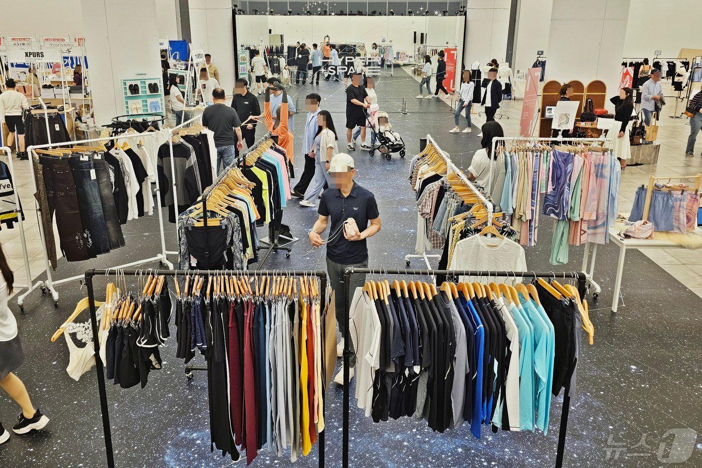 신세계백화점 센텀시티는 오는 18일까지 지하 2층 중앙광장에서 '부산패션마켓'을 진행한다.(신세계 센텀시티 제공) 