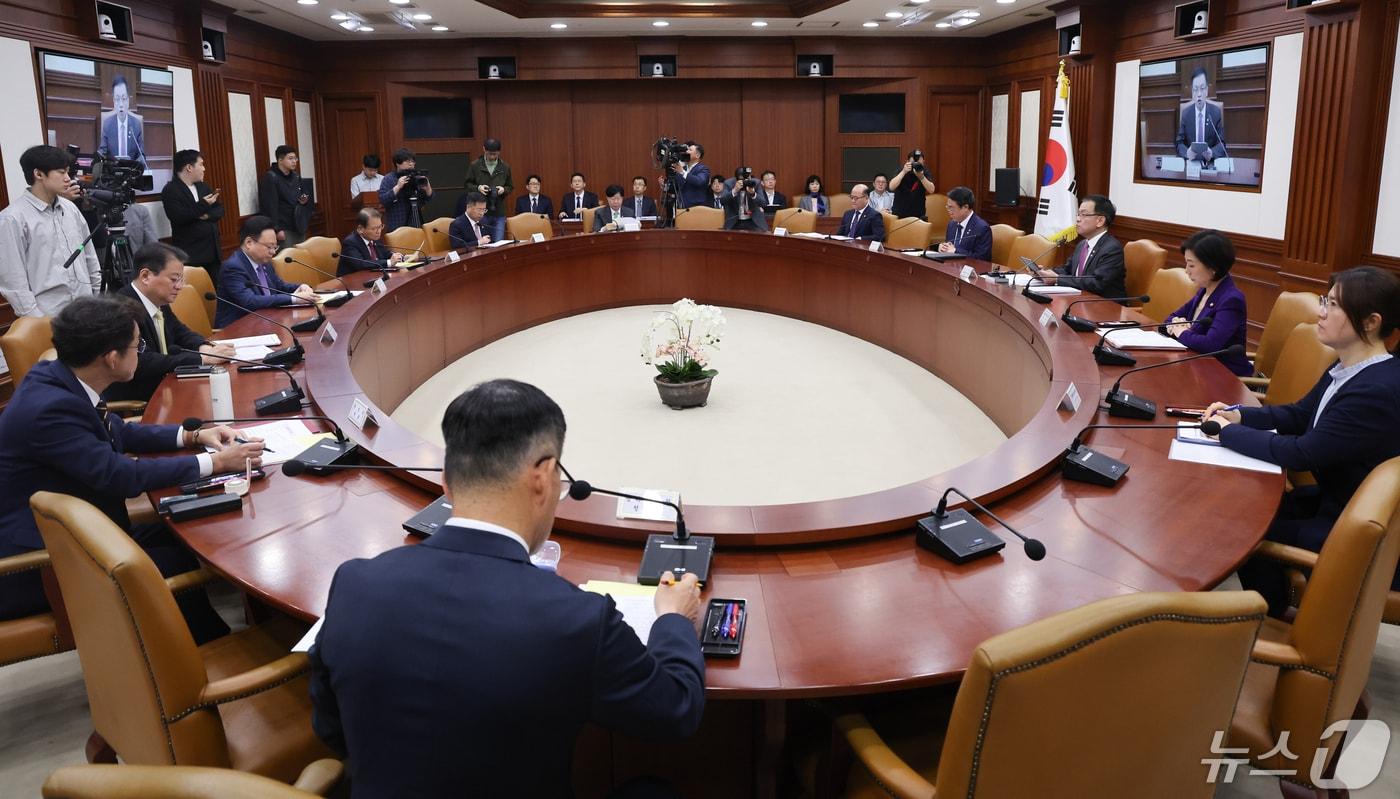 본문 이미지 - 최상목 경제부총리 겸 기획재정부 장관이 지난달 13일 서울 종로구 정부서울청사에서 열린 비상경제장관회의에서 모두발언을 하고 있다. 기사 내용과 무관./뉴스1 ⓒ News1 허경 기자