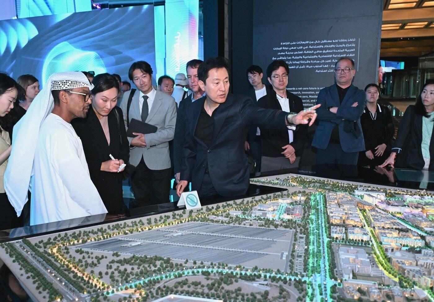 본문 이미지 - 오세훈 서울시장이 10일(현지시간) 마스다르 시티 관계자에게 시설 관련 설명을 듣고 있다.(서울시 제공)