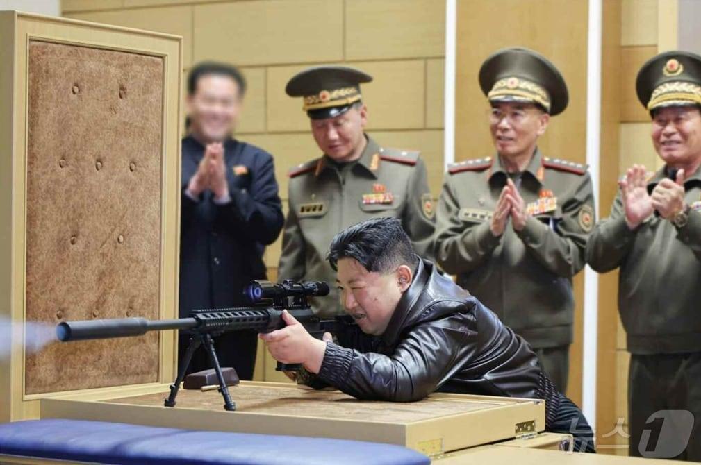 본문 이미지 - (평양 노동신문=뉴스1) = 북한 노동당 기관지 노동신문은 13일 김정은 노동당 총비서가 지난 11~12일 제2경제위원회 산하 중요국방공업기업소들을 현지지도했다고 보도했다. 김 총비서는 첨단정밀군수품과 주요 저격무기, 그리고 갱신형 240㎜ 방사포대차 생산 실태를 점검했다.[국내에서만 사용가능. 재배포 금지. DB 금지. For Use Only in the Republic of Korea. Redistribution Prohibited] rodongphoto@news1.kr