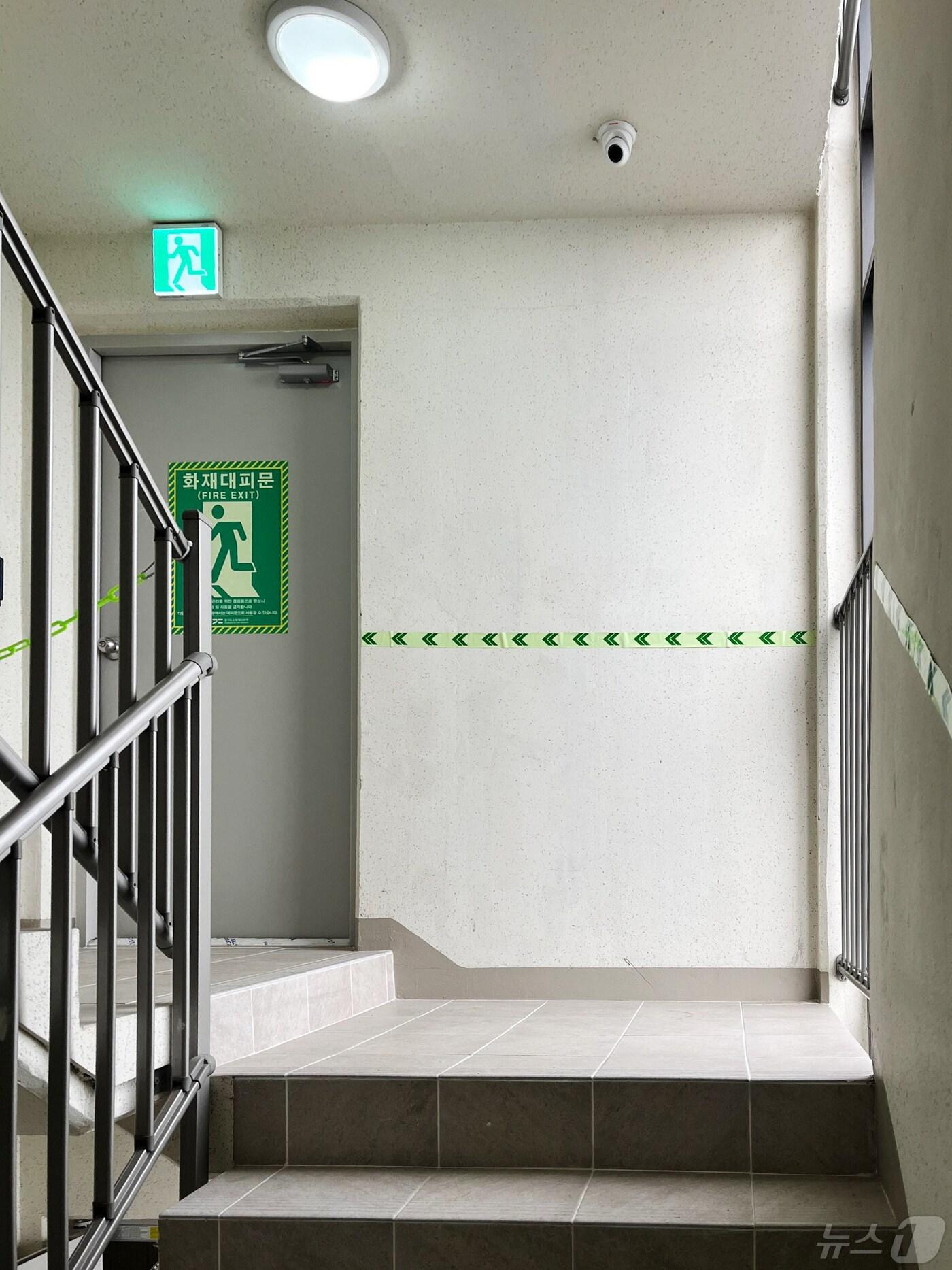 본문 이미지 - 화재시 옥상으로 대피하도록 안내하는 피난 유도 설비가 설치돼 있는 용인시의 한 아파트.(용인시 제공)