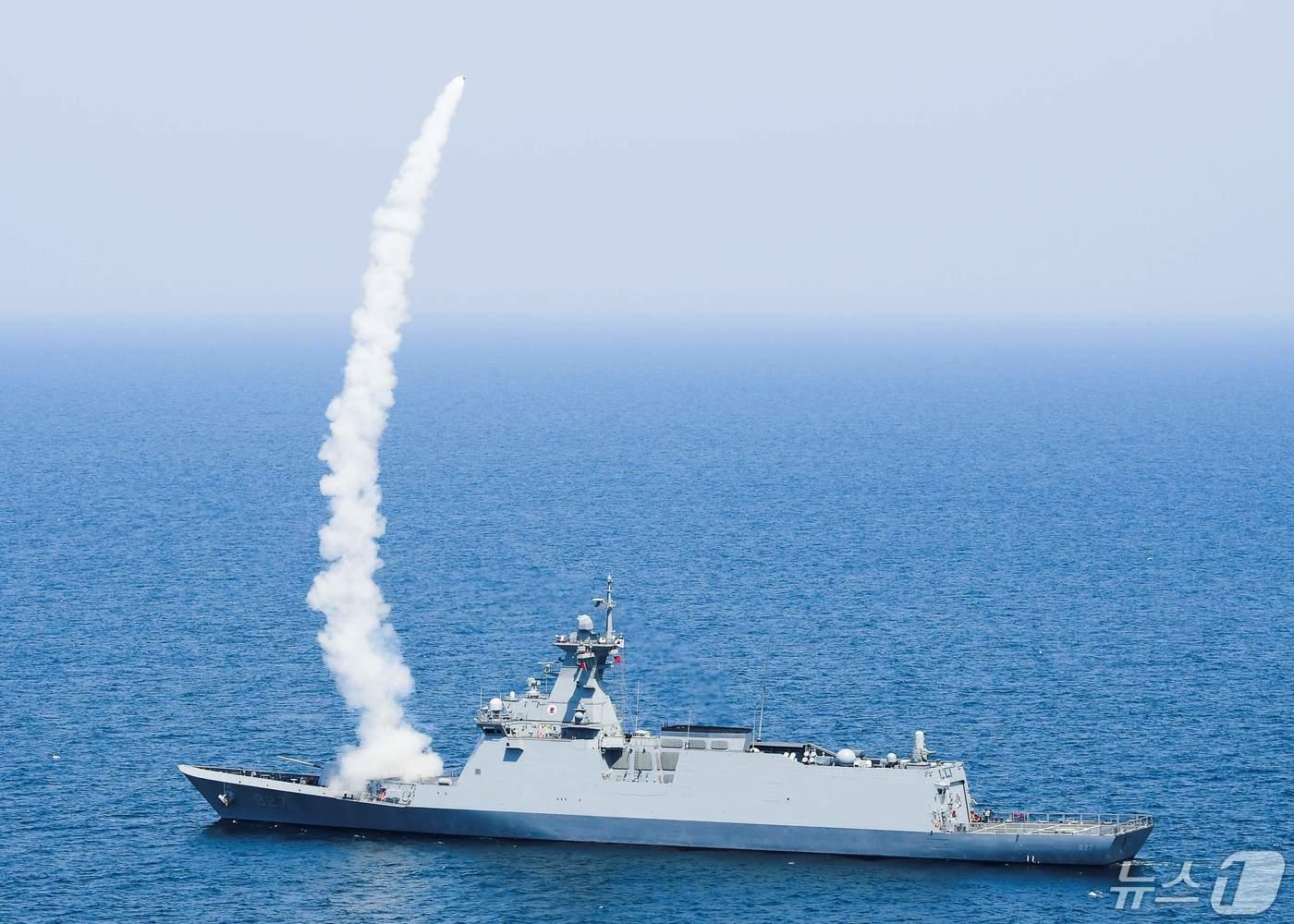 본문 이미지 -  동해 해상에서 진행된 합동 전투탄 실사격 훈련에서 춘천함(FFG-II)이 적 항공기 및 유도탄을 모사한 대공무인표적기에 해궁 대함유도탄방어유도탄을 발사하고 있다. (해군 제공) 2024.5.13 ⓒ 뉴스1