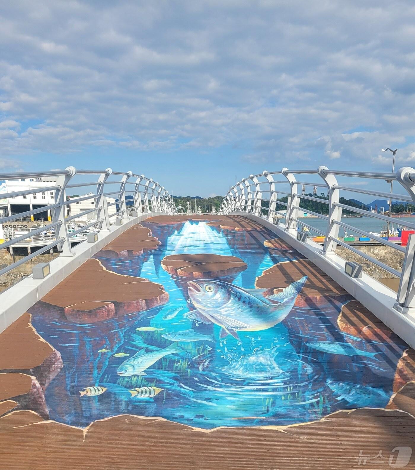 본문 이미지 - 사천 팔포십년다리에 그려진 트릭아트.(사천시 제공)