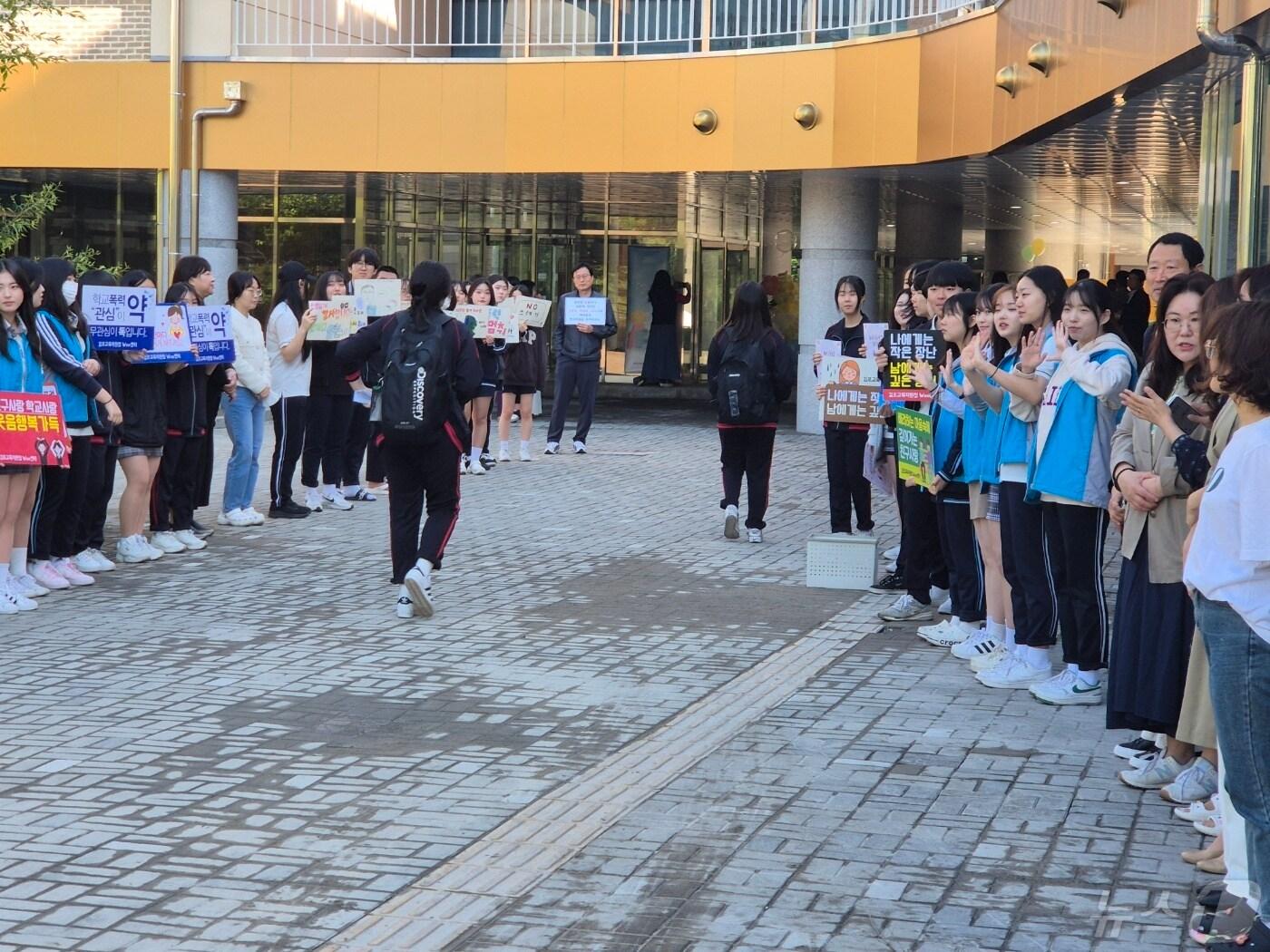 본문 이미지 - 13일 오전 경기 김포시 솔터고에 학생들이 등교하고 있다. 2024.05.13.이시명기자 /뉴스1