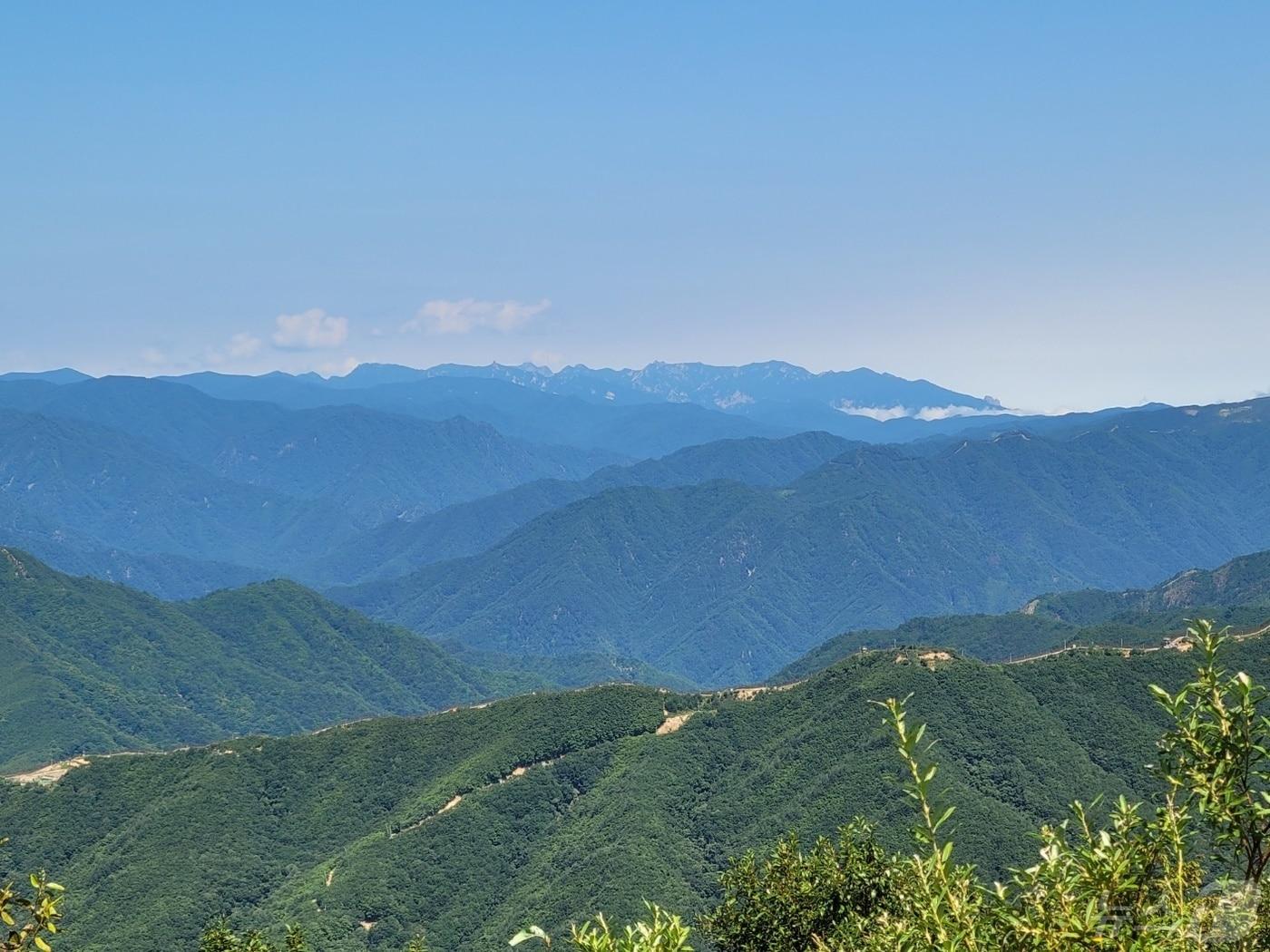 본문 이미지 - 인제 DMZ 평화의 길 테마노선이 오는 16일부터 개방된다. 사진은 1052고지에서 내려다보이는 전경.(인제군 제공)/뉴스1