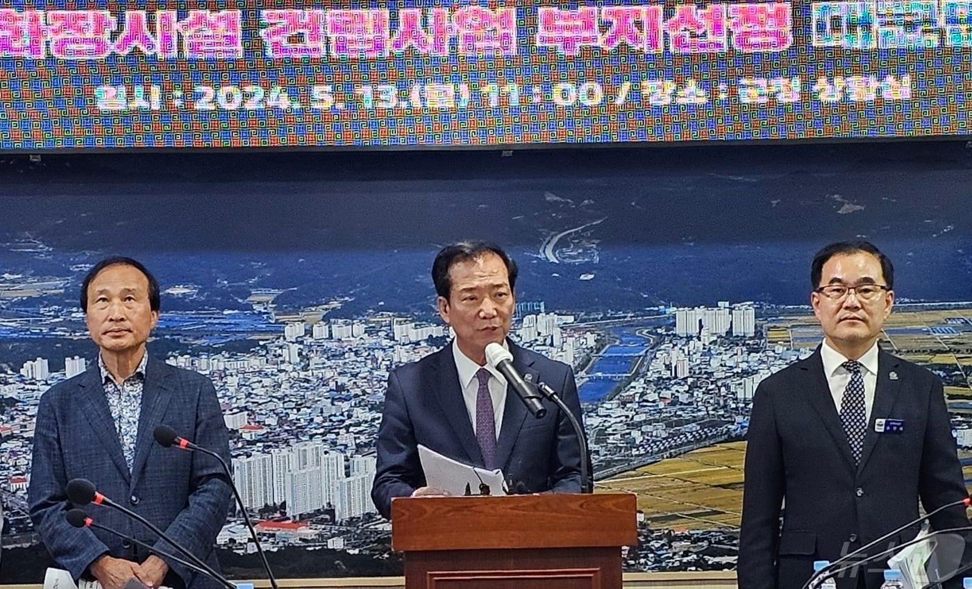 본문 이미지 - 구인모 거창군수가 13일 군청 상황실에서 화장시설 건립사업 부지선정 브리핑을 하고 있다. 2024.5.13 뉴스1/한송학기자