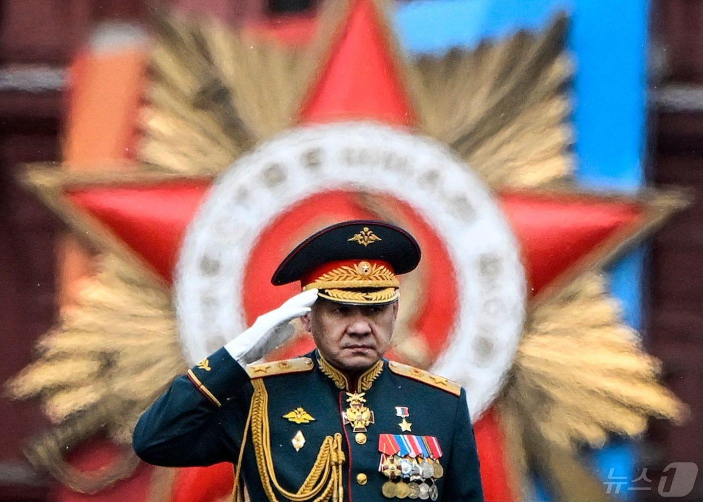 본문 이미지 - 세르게이 쇼이구 러시아 국방장관이 지난 5월 9일 모스크바 붉은 광장에서 열린 승전 기념일 군사 퍼레이드 중 경례를 하고 있다. 블라디미르 푸틴 대통령은 12일(현지시간) 국방장관을 안드레이 벨로우소프 부총리로 교체하고 쇼이구 전 장관을 국가안보회의 서기로 임명했다. 2024.05.13 ⓒ AFP=뉴스1 ⓒ News1 우동명 기자